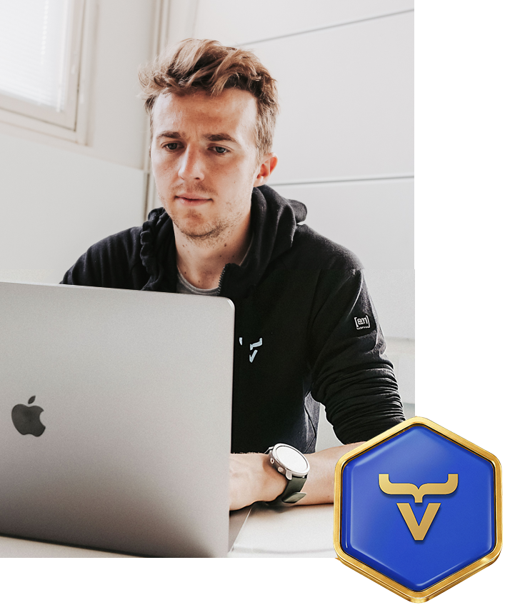 Image of a developer and the Vaadin Certification badge